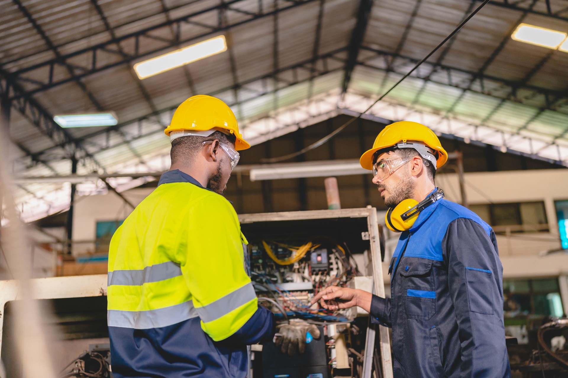 Equipo de ingeniero profesional de calidad de habilidad completa trabajando para el mantenimiento y la capacitación con el trabajador de la fábrica de la industria, el taller de almacén para los operadores de la fábrica y la producción del equipo de i